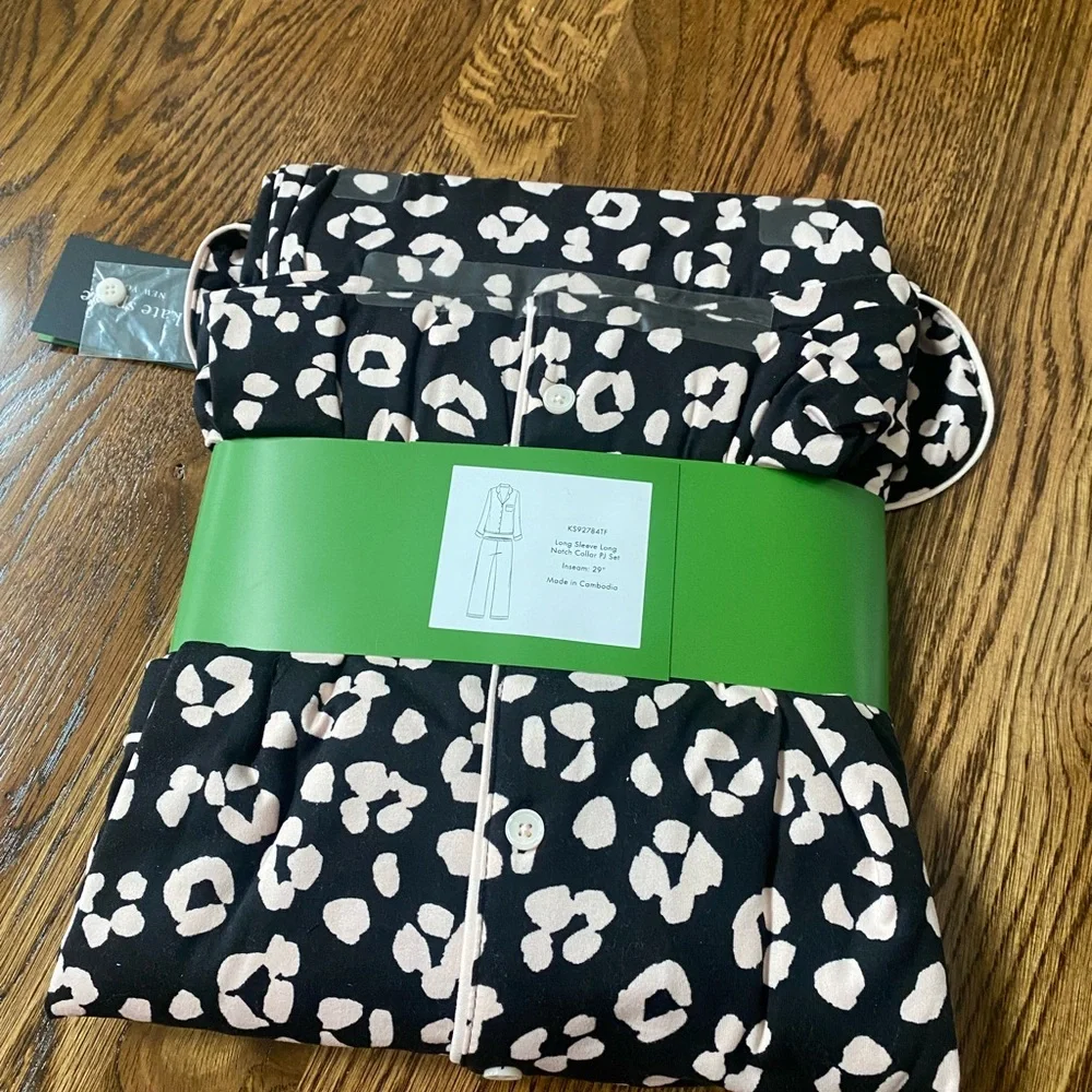 ❗️SALE❗️Kate Spade Black and White Pajama Set - Picture 2 of 2